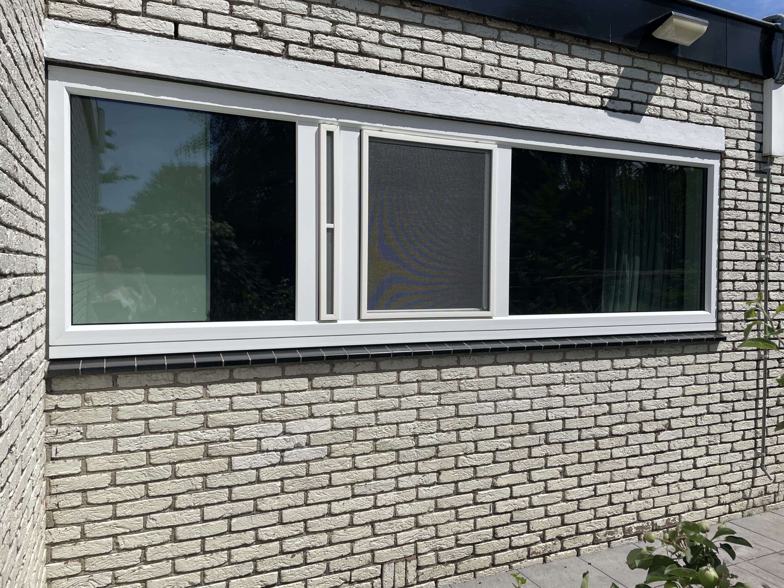 Kunststof wit kozijn met draaikiep en dag- en nachtventiliatie, HR+++ glas