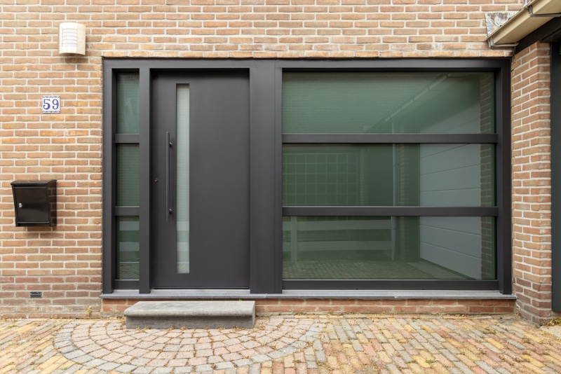 Moderne voordeur in bungalow