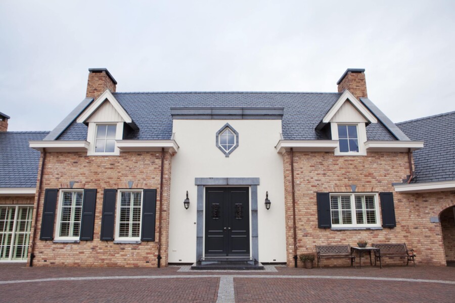 Knipping kozijnen in modern bouwproject met vernieuwde gevels en energiezuinige ramen, Urk.