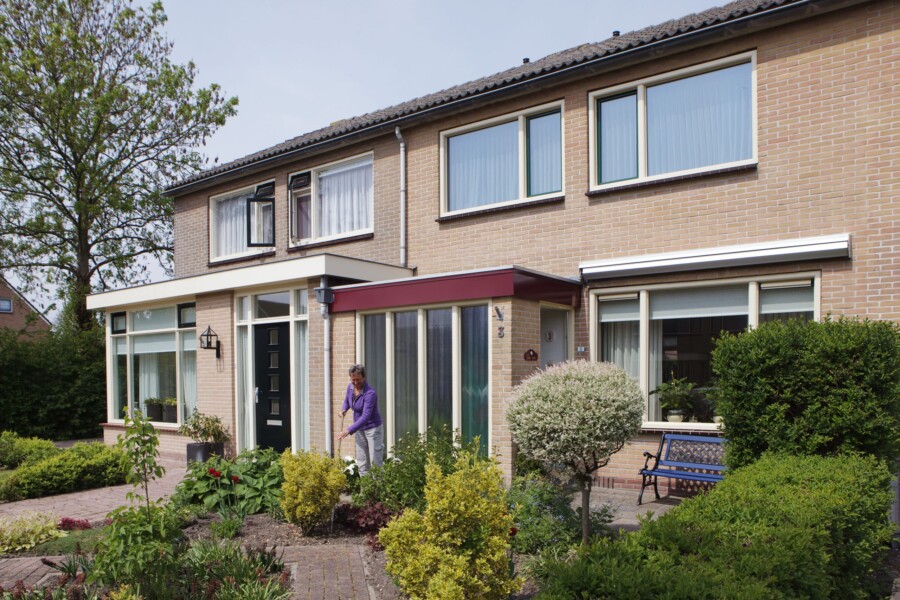 Moderne kozijnen installatie voor energiezuinige woningbouw door Knipping