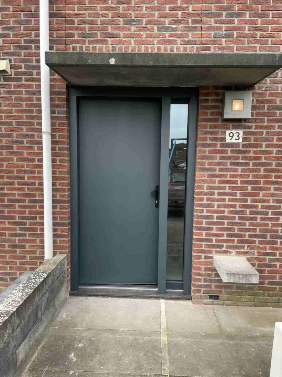 Modern bouwproject met hoogwaardige Knipping kozijnen in renovatie.