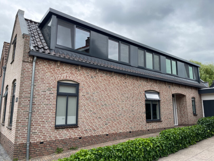 Grootschalige dakkapel renovatie Gouwe, meesterlijk vakwerk door Knipping, woningbouwproject.
