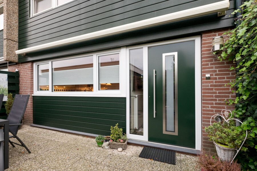 Moderne ramen en deuren in stijlvol bouwproject door Knipping