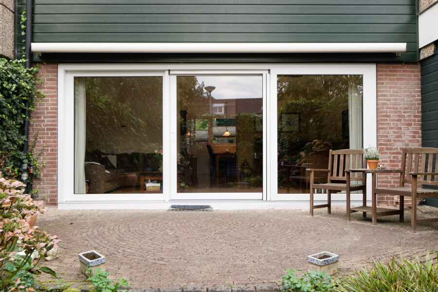 Vakmanschap in montage van duurzame Knipping kozijnen voor renovatieproject.
