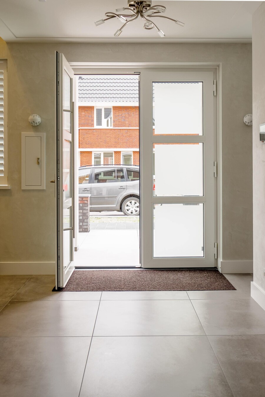 Knipping woningbouwproject met duurzame kozijnen en moderne raaminstallatie voor renovatie
