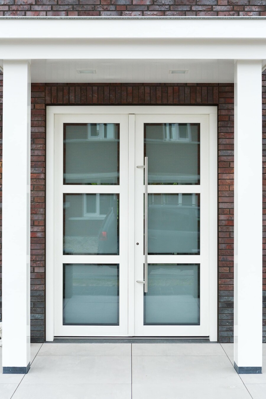 Knipping vakman installeert hoogwaardige kozijnen in bouwproject.