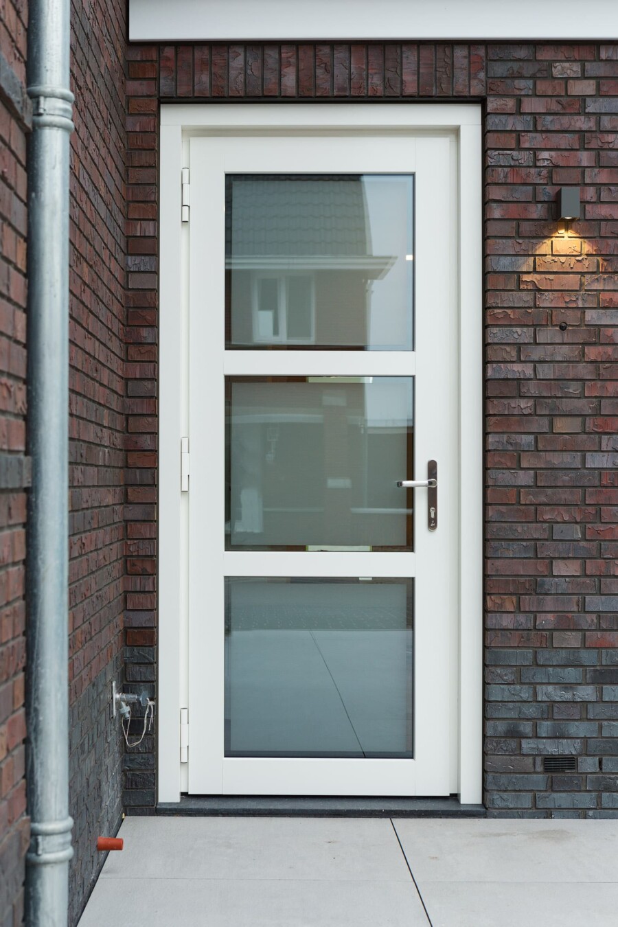 Vakmanschap in kozijnmontage door Knipping tijdens renovatieproject.