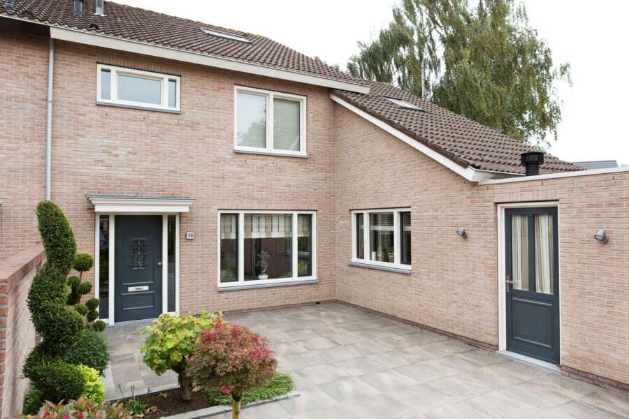 Modern gebouw met hoogwaardige ramen van Knipping voor woningbouw