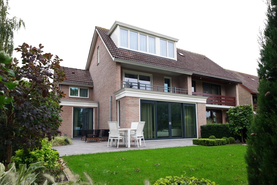 Modern raamkozijn bij renovatieproject van Knipping, vakmanschap woningbouw