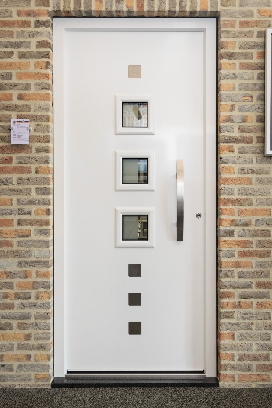 Knipping vakman installeert kozijnen bij woningbouwproject