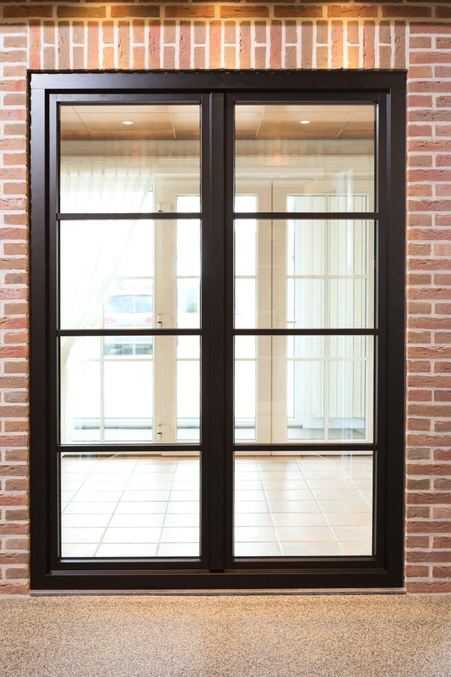 Moderne openslaande deuren in bouwproject door Knipping