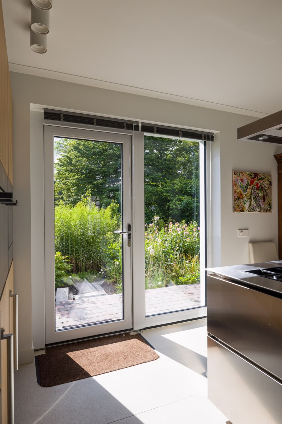 Vakkundige installatie van Knipping kozijnen tijdens woningrenovatie