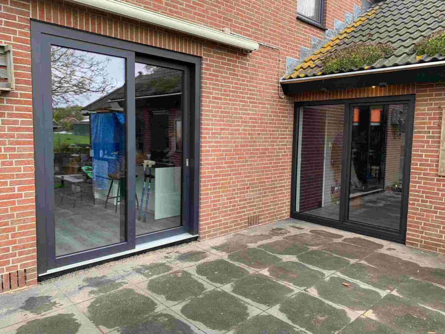 Vakkundige installatie van Knipping kozijnen in woningbouwproject.