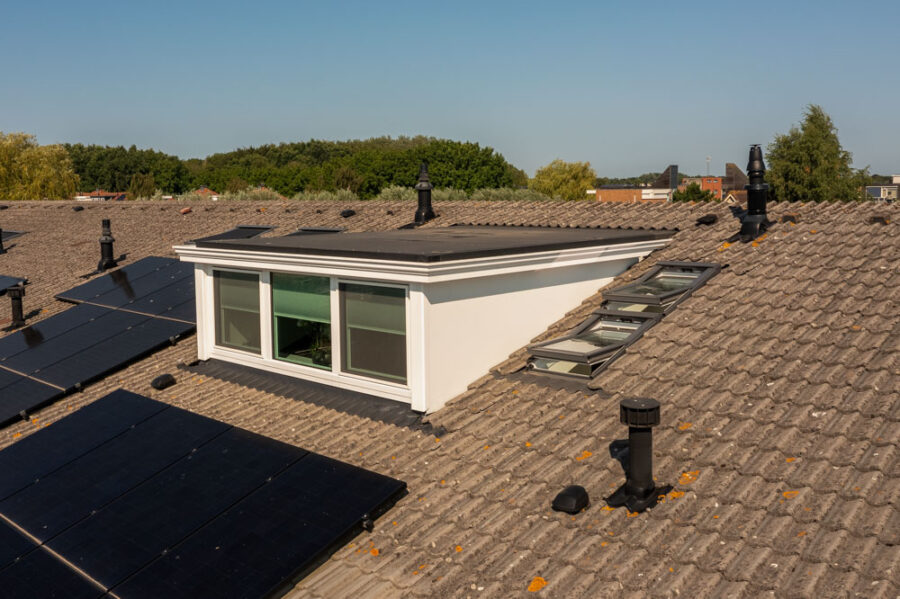 Flauw dak met dakkapel en extra stahoogte