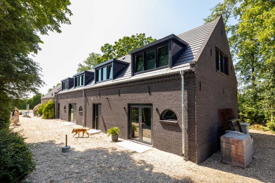 4 dakkapellen naast elkaar