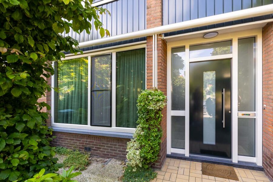 Voorgevel kozijnen en voordeur