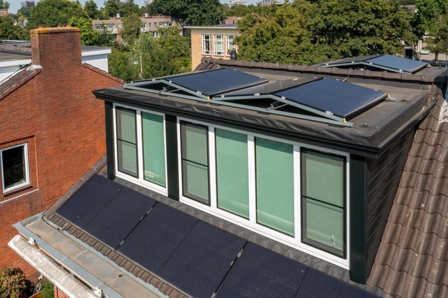 Dakkapel met zonnepanelen