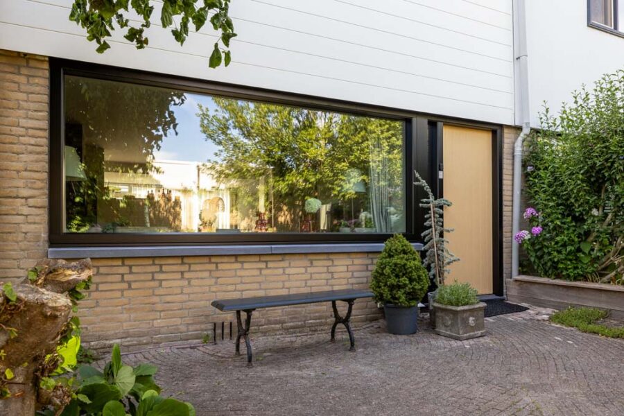 Groot kozijn en voordeur