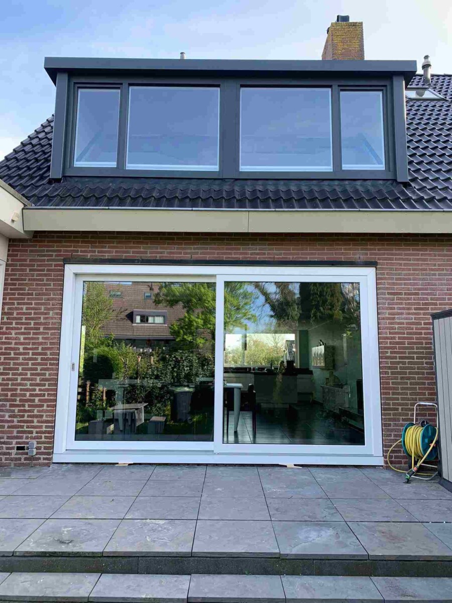 Moderne Knipping deuren in recente woningrenovatie project