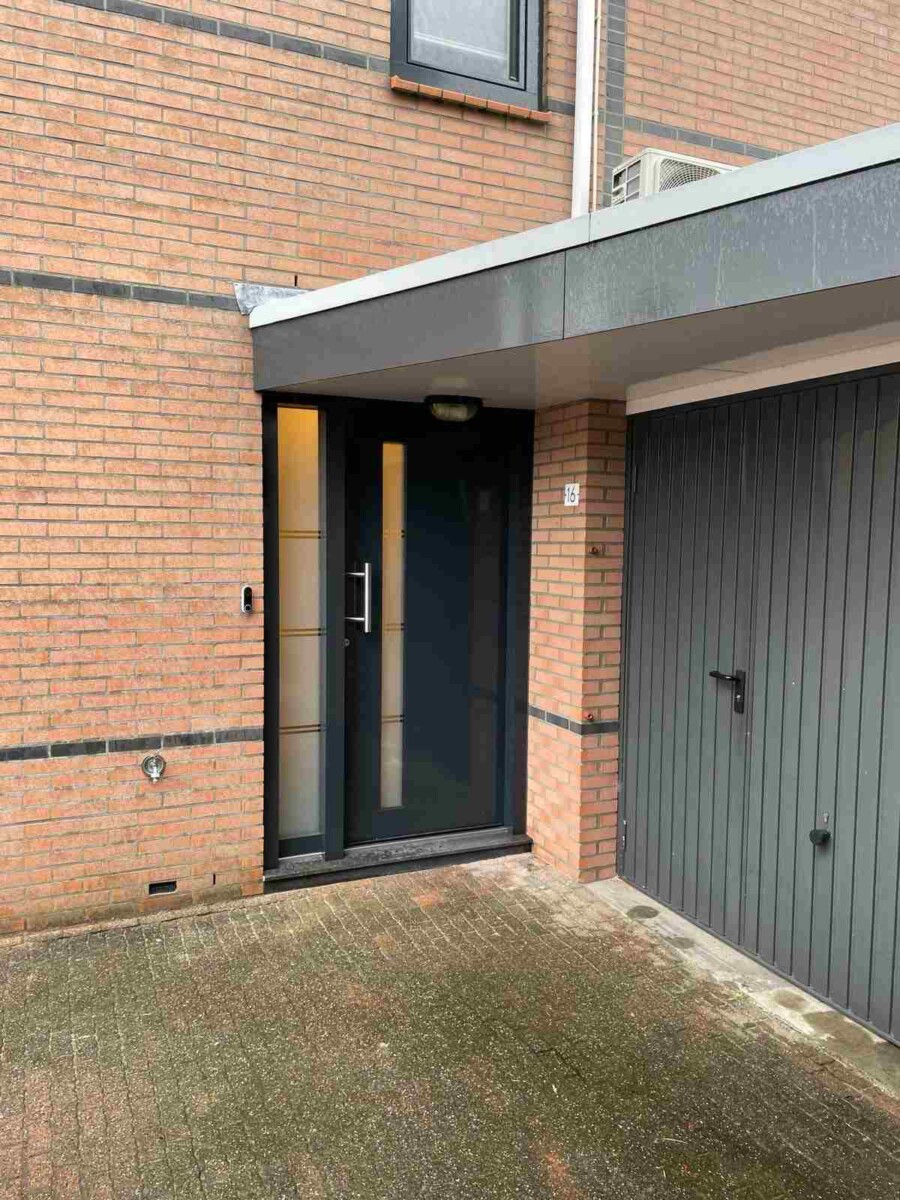 Modern dubbelglas raam met aluminium kozijn in woningbouw, Knipping vakmanschap voor renovatieprojecten