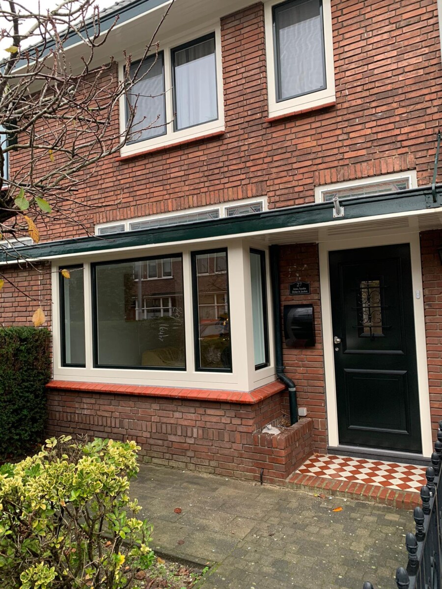 Moderne Knipping gevel met energiezuinige kozijnen voor renovatie