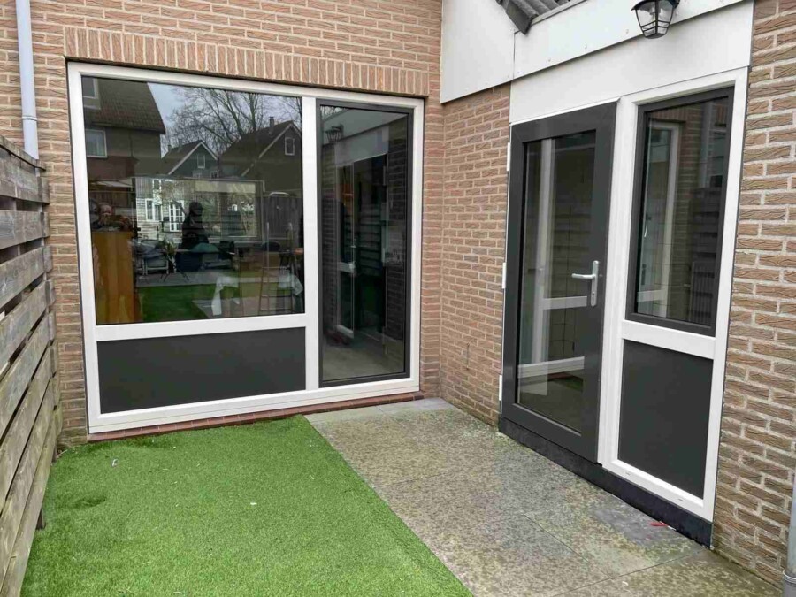 Moderne schuifpui van Knipping geïnstalleerd in renovatieproject.