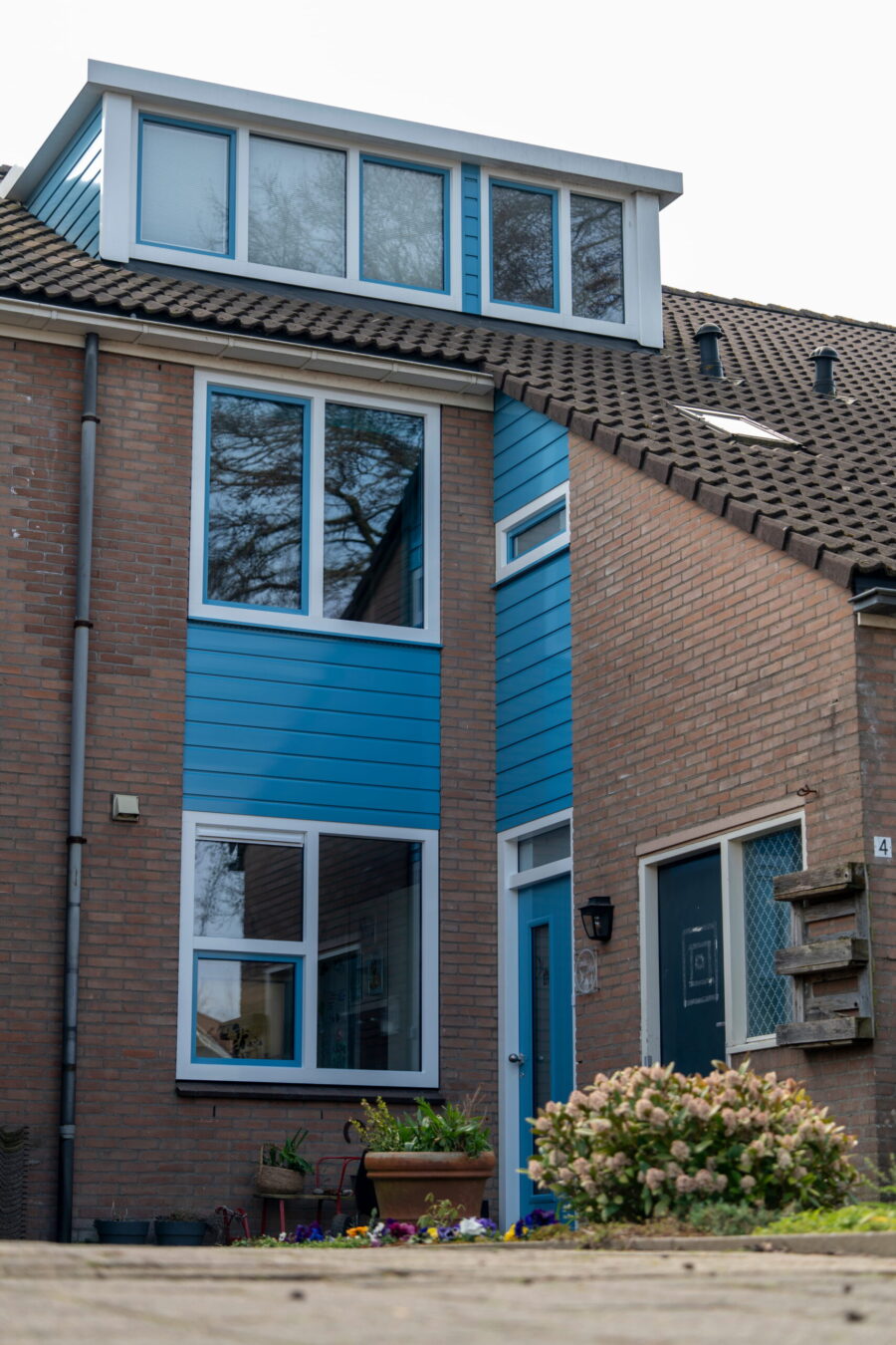 Blauw witte kozijnen, voordeur en dakkapel