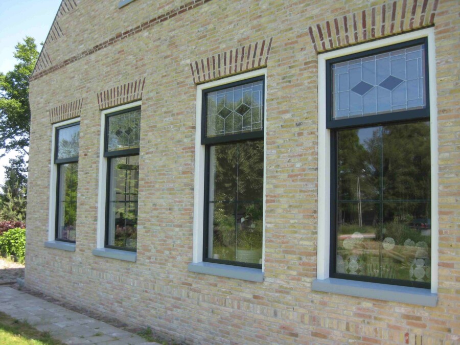 Vakmanschap in raam- en deurconstructie bij woningrenovatie Friesland