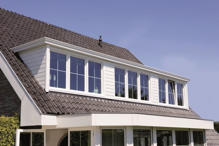 Knipping dakkapel installatie op bouwproject voor woningverbetering