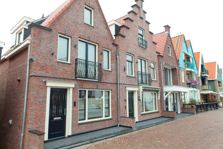 Modern Knipping kozijn in nieuwbouwproject met metselwerk