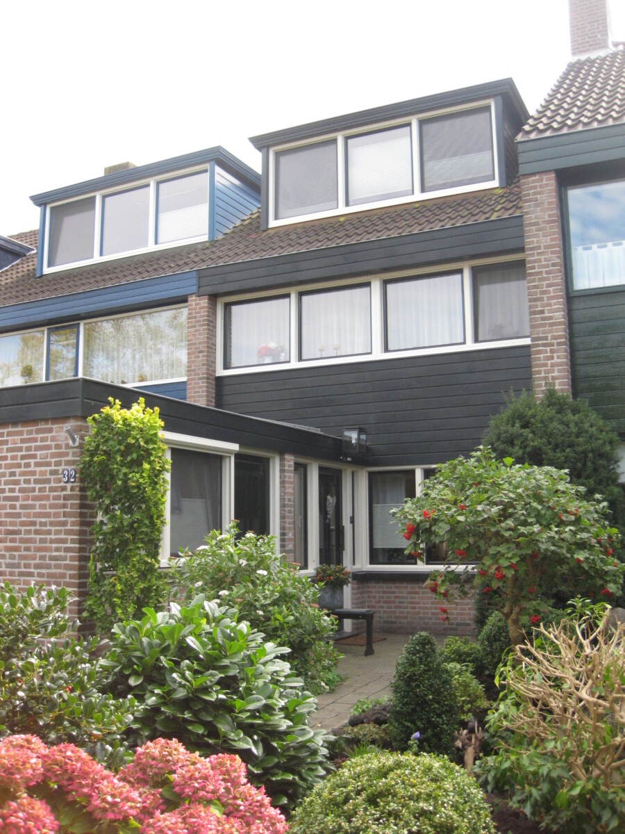 Knipping montage team plaatst hoogwaardige kozijnen in renovatieproject