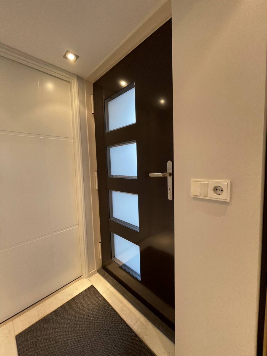 Moderne kozijnen met isolatieglas voor woningrenovatie