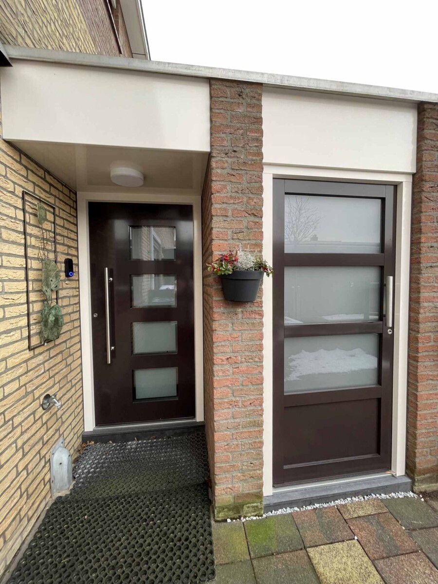 Vakkundig geplaatste ramen en deuren bij woningrenovatie project.