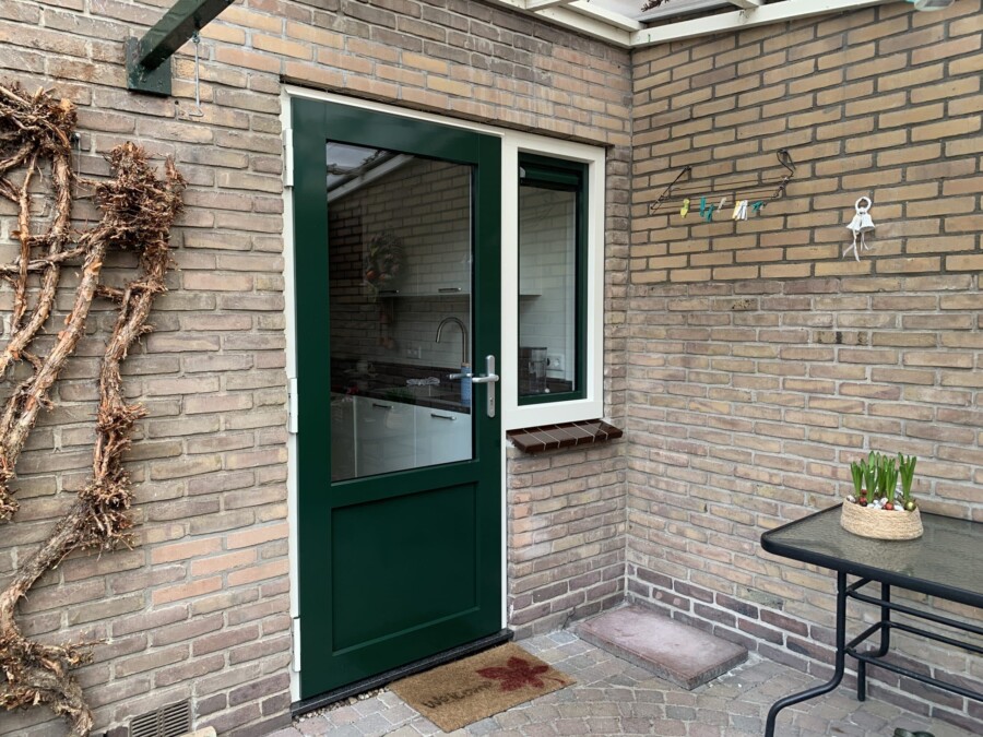 Knipping deurmontage in nieuwbouwproject met vakmanschap en precisie.
