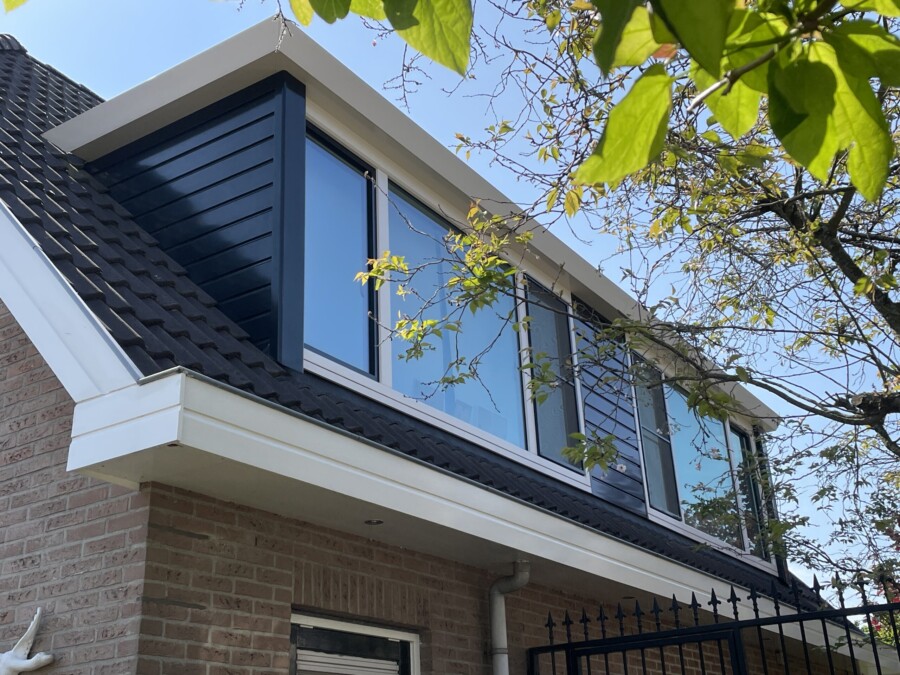 Nieuwe duurzame raamkozijnen geïnstalleerd tijdens renovatieproject