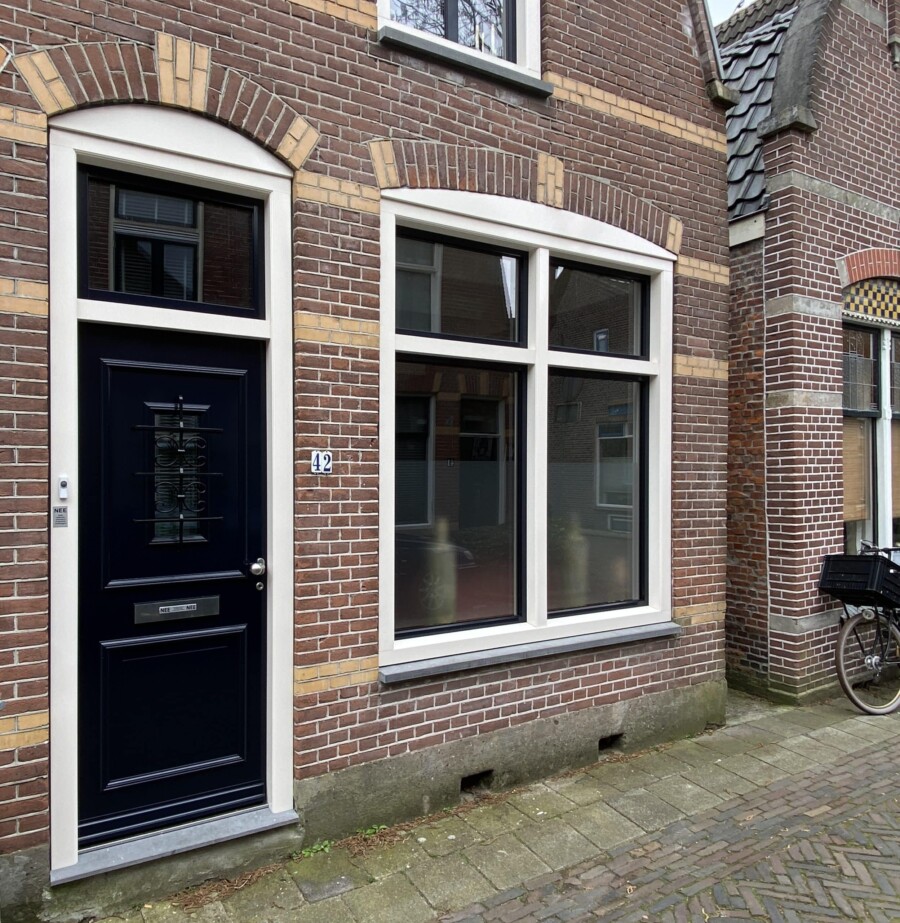Knipping Classic voordeur met geïntegreerd kozijn in renovatie woningbouwproject.