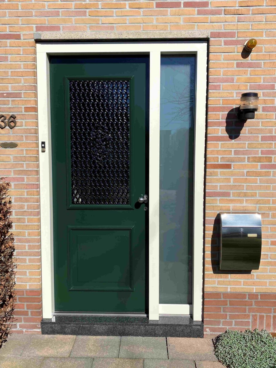 Moderne voordeur in renovatieproject van Knipping voor woningbouw