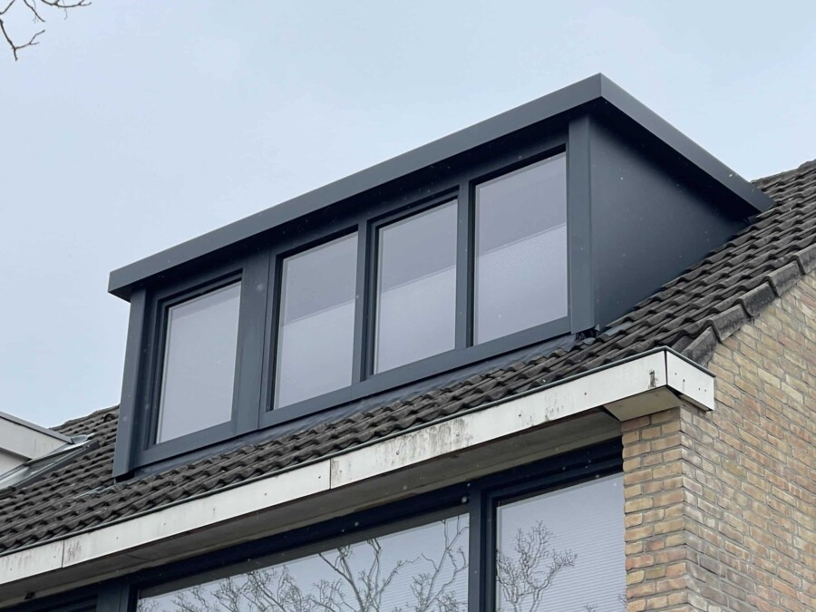 Knipping industriële dakkapel installatie; renovatieproject met aluminium afwerking.