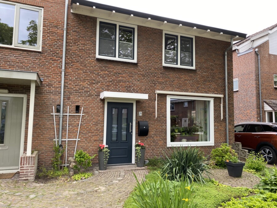 Knipping aluminium kozijnen en voordeur voor woningbouw renovatie