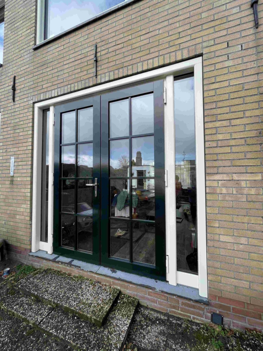 Knipping tuindeuren voor klassieke woningrenovatie, duurzaam ontwerp, ideaal voor moderne bouwprojecten.
