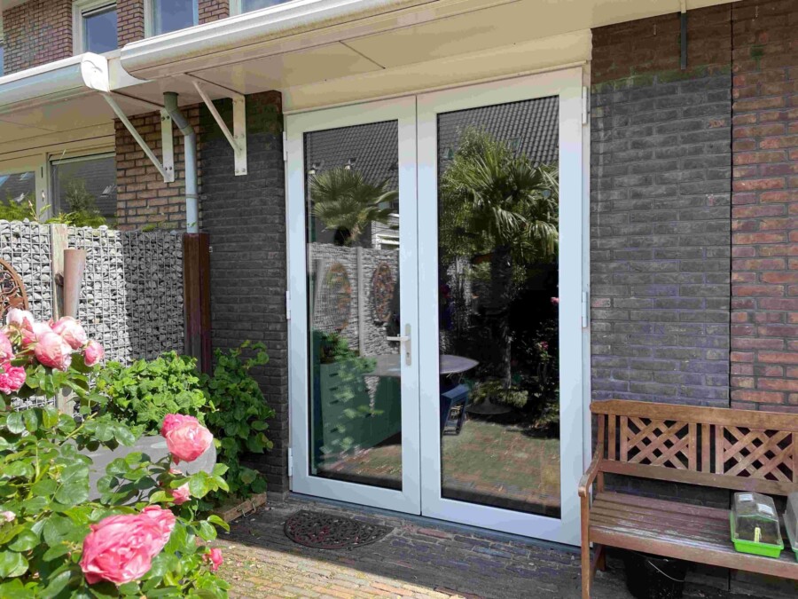 Knipping tuindeuren in moderne woning, geschikt voor renovatieprojecten