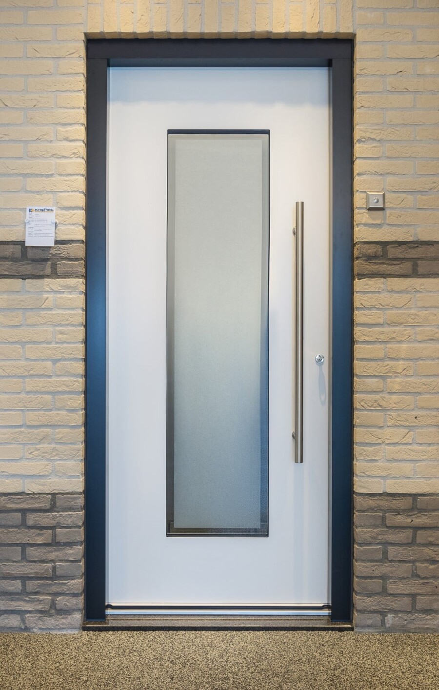 Moderne voordeur Knipping voor duurzame woningrenovatie