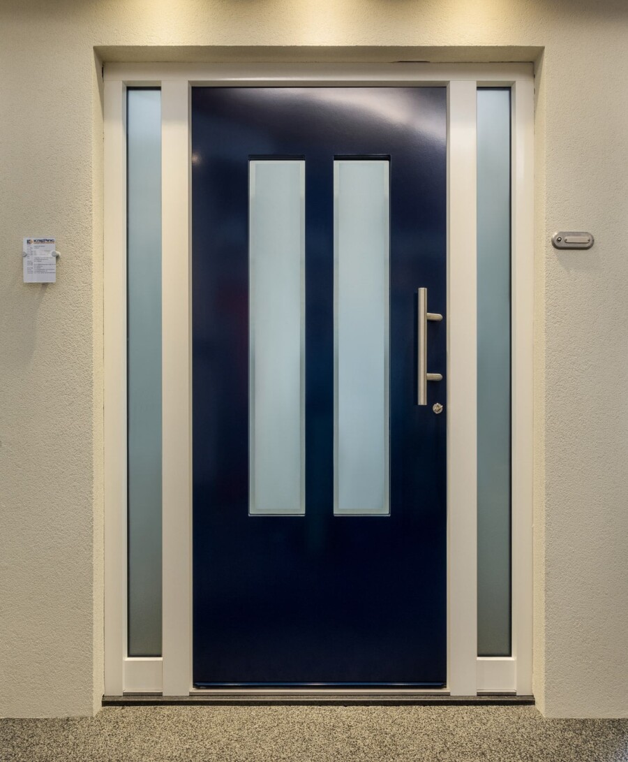 Knipping voordeur met modern design voor renovatieproject