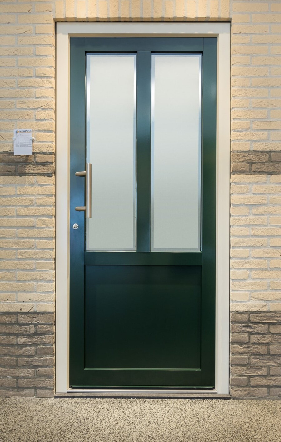 Moderne Knipping voordeur in crème-groen voor renovatieproject.