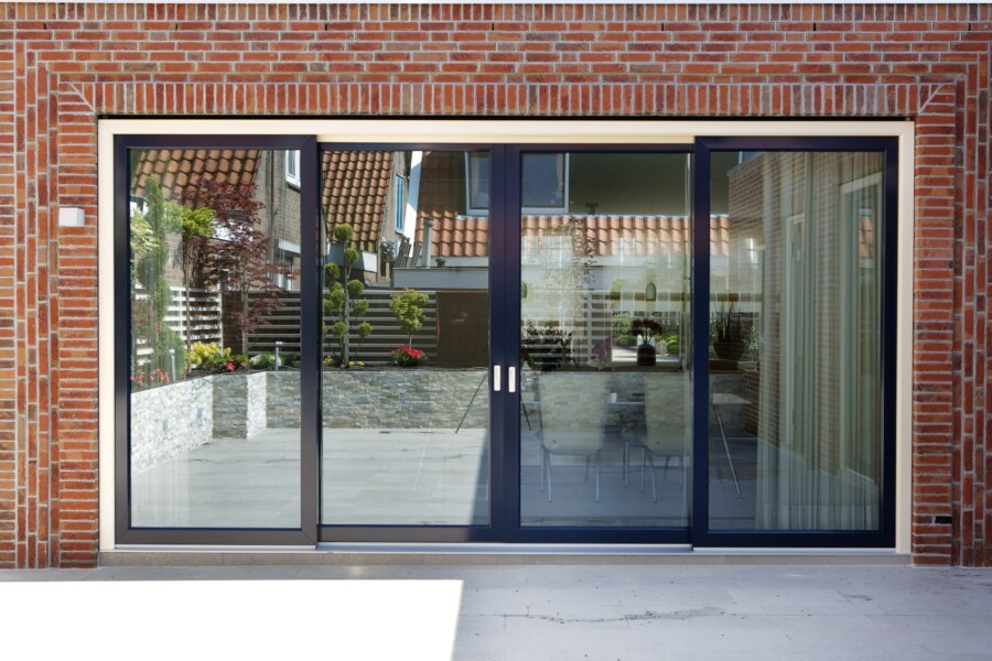 Knipping vakman installeert kozijnen voor woningbouw renovatie