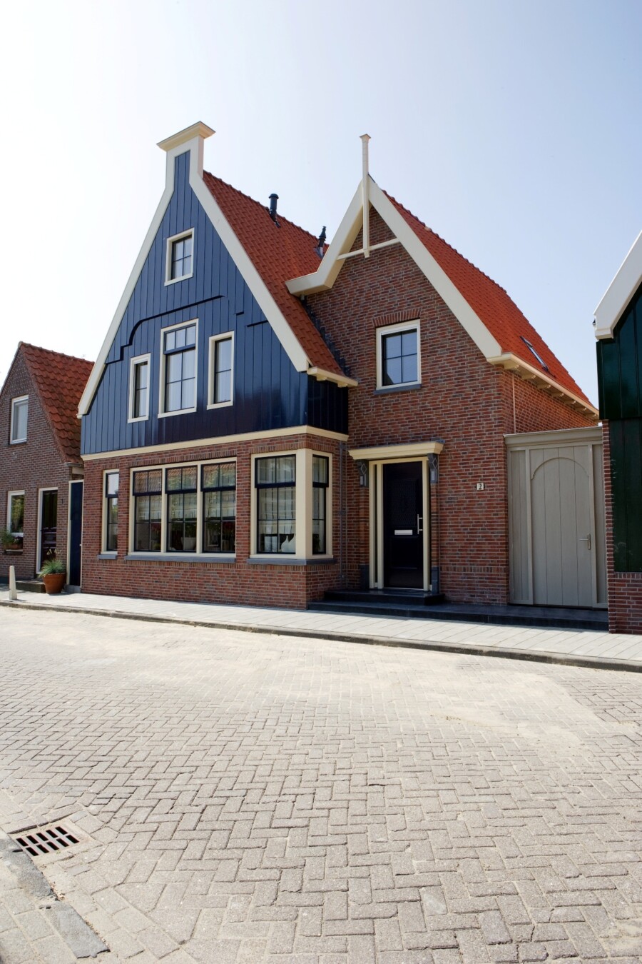 Moderne kozijnenmontage in woningbouwproject door Knipping