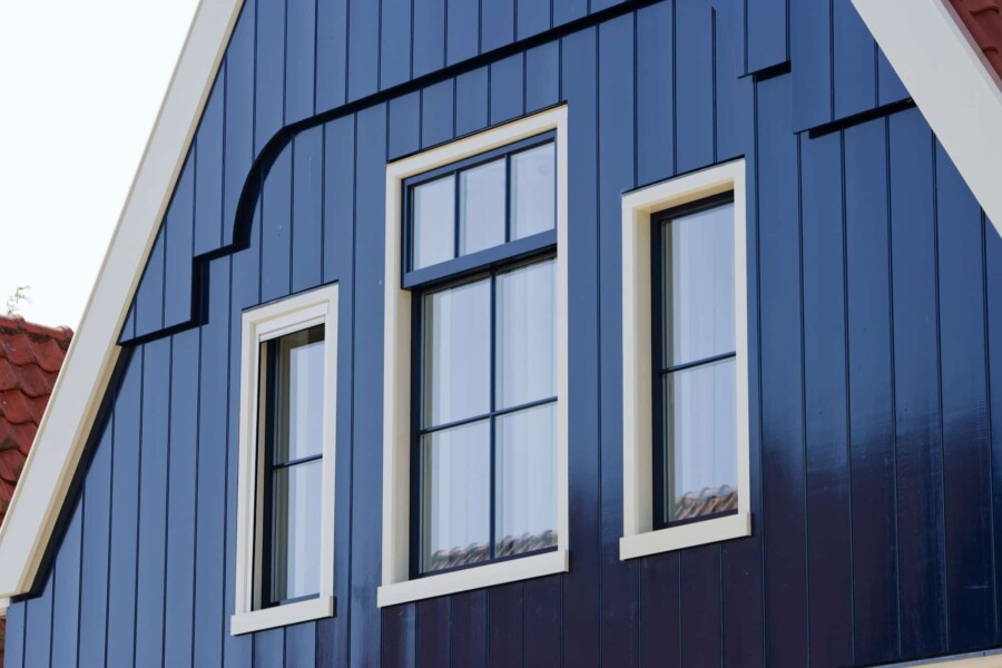 Modern ontwerp openslaande deuren met precisie-installatie in bouwproject door Knipping