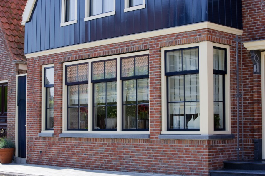 Moderne gevelrenovatie met stijlvolle Knipping kozijnen. Focus op woningbouw en vakmanschap.
