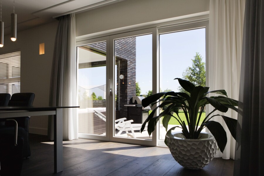 Moderne montage van duurzame Knipping kozijnen voor woningbouw.