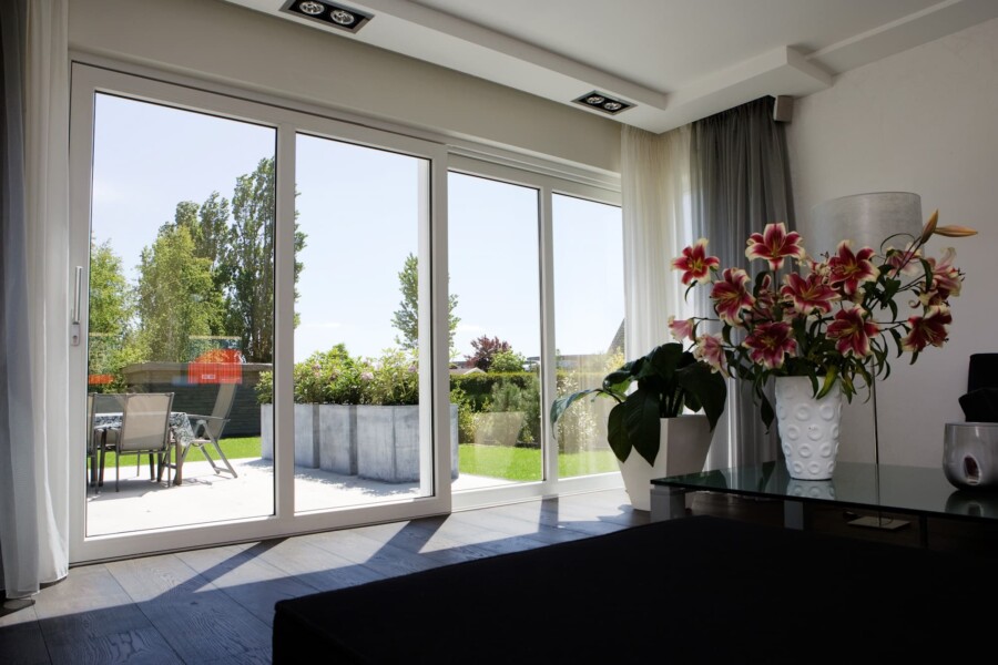 Vakmensen installeren moderne kozijnen voor renovatieproject
